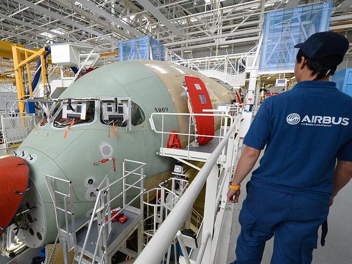 Airbus fährt die Produktion herunter: Von den Mittelstreckenjets der Modellfamilie A320 und A320neo etwa sollen monatlich nur noch 40 Exemplare gebaut werden (Archiv).