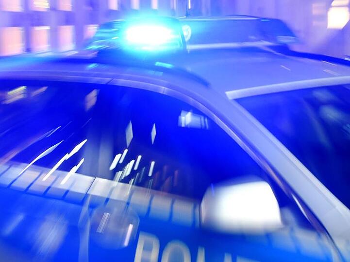 Ein Streifenwagen der Polizei steht mit eingeschaltetem Blaulicht auf der Straße. Foto: Carsten Rehder/dpa/Illustration
