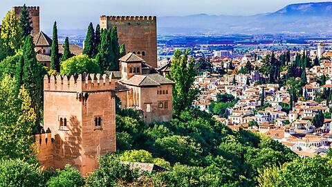 Granada mit der Stadtburg Alhambra ist eine Reise wert.
