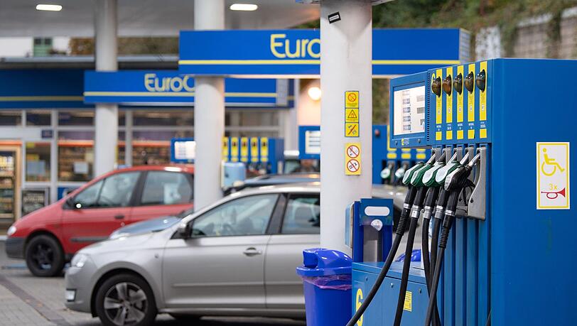 Za hranicemi je většinou levnější natankovat