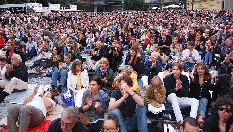 Besucher eines Festspielkonzerts auf dem Marstallplatz (2012). (Archivbild)