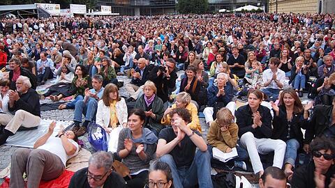 Besucher eines Festspielkonzerts auf dem Marstallplatz (2012). (Archivbild)