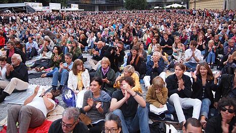 Besucher eines Festspielkonzerts auf dem Marstallplatz (2012). (Archivbild)