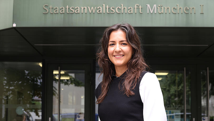 Staatsanwältin Melissa Jilg am Eingang der Staatsanwaltschaft München I an der Linprunstraße.
