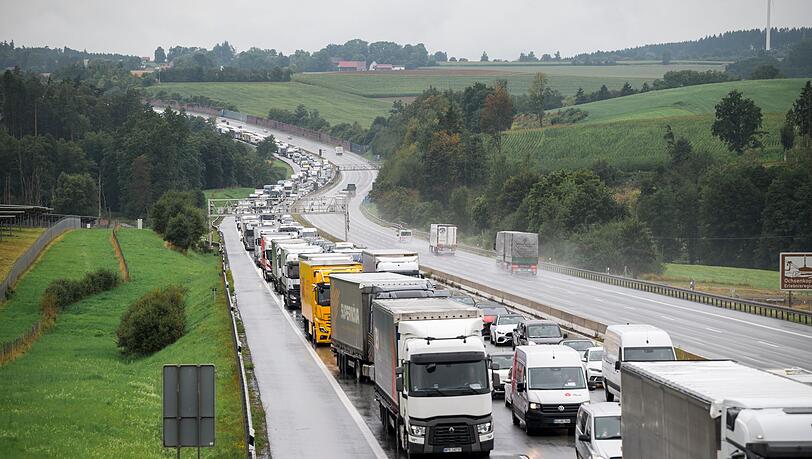Nach dem Brand eines Lastwagens staute sich der Verkehr auf der A9 auf mehrere Kilometer.