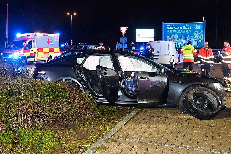 Ende einer Tesla-Testfahrt: Der Unfallverursacher überstand den Crash unbeschadet, sein Beifahrer wurde leicht verletzt. Die Polizei schätzt den Gesamtschaden auf etwa 100.000 Euro. Ende einer Tesla-Testfahrt: Der Unfallverursacher überstand den Crash unbeschadet, sein Beifahrer wurde leicht verletzt. Die Polizei schätzt den Gesamtschaden auf etwa 100.000 Euro.