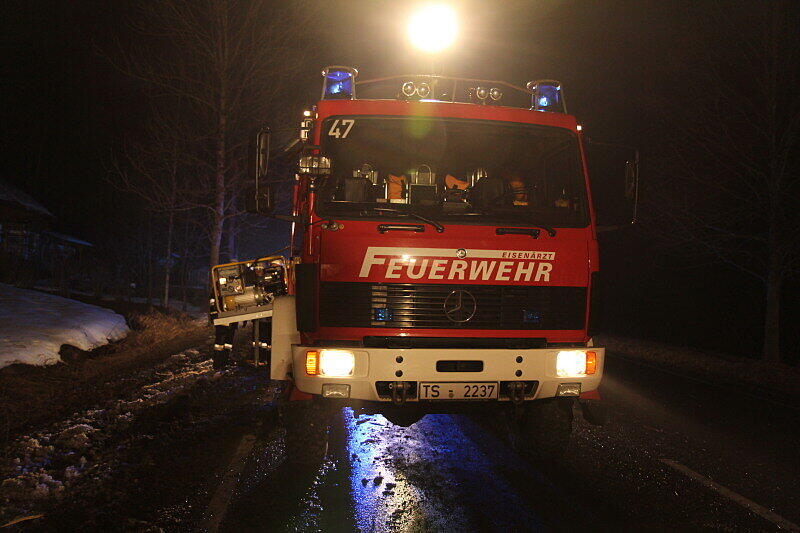 Bei einem Unfall auf der B 306 ist eine
26-jährige Frau aus Siegsdorf tödlich verunglückt. Wie die Polizei
am Donnerstag mitteilte, kam die Frau aus zunächst ungeklärter
Ursache mit ihrem Fahrzeug von der Straße ab.