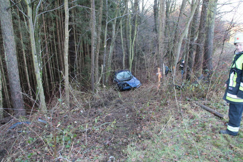Unglaublich: Aus diesem Wrack entkam der Fahrer mit nur leichten Verletzungen. Wegen Glatteis war er eine Böschung hinab geschossen. Die Bilder von der Unfallstelle!