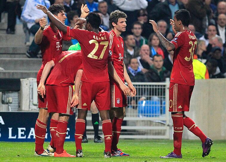 Der FC Bayern gewinnt in einem mäßigen Spiel souverän mit 2:0 bei Olympique Marseille und kann fürs Halbfinale gegen Real Madrid planen. Schweinsteiger holt sich Gelbsperre fürs Rückspiel - sehen Sie hier die Bilder...
