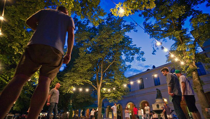 Boule an lauen Sommerabenden – ab sofort ohne die kleine Wassermusik von nebenan. Boule an lauen Sommerabenden – ab sofort ohne die kleine Wassermusik von nebenan.