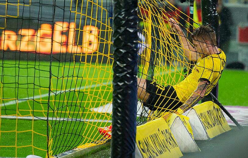 Marco Reus landet nach seinem Tor zum 6:1 im Tornetz.