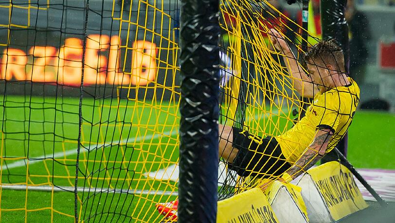 Marco Reus landet nach seinem Tor zum 6:1 im Tornetz. Marco Reus landet nach seinem Tor zum 6:1 im Tornetz.