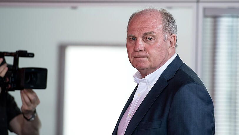Bayern-Präsident Uli Hoeneß misst Taktik keinen hohen Stellenwert bei. Bayern-Präsident Uli Hoeneß misst Taktik keinen hohen Stellenwert bei.