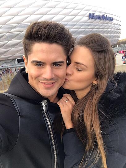 FC-Bayern-Fan Dominik Bruntner mit seiner Lena vor der Allianz Arena