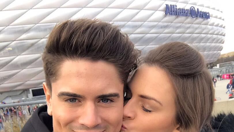 FC-Bayern-Fan Dominik Bruntner mit seiner Lena vor der Allianz Arena FC-Bayern-Fan Dominik Bruntner mit seiner Lena vor der Allianz Arena