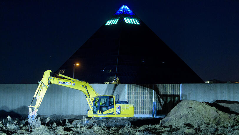 Die Bombe wurde erfolgreich gesprengt. Die Glas-Pyramide in unmittelbarer Nähe blieb ohne Schaden. Die Bombe wurde erfolgreich gesprengt. Die Glas-Pyramide in unmittelbarer Nähe blieb ohne Schaden.