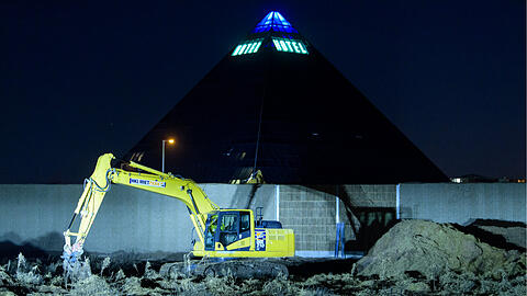 Die Bombe wurde erfolgreich gesprengt. Die Glas-Pyramide in unmittelbarer Nähe blieb ohne Schaden.
