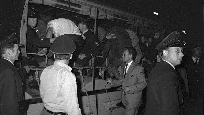 Schwabinger Krawalle 1962: Festgenommene auf einem Pritschenwagen der Polizei. Schwabinger Krawalle 1962: Festgenommene auf einem Pritschenwagen der Polizei.