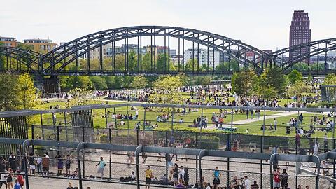 Buntes Treiben im Frankfurter Hafenpark. Bundesgesundheitsminister Spahn mahnt, Lockerungsschritte müssten vorsichtig gegangen werden.