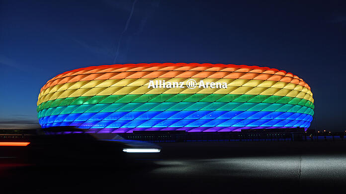 Die Hülle der Allianz Arena leuchtet anlässlich des Christopher Street Days in Regenbogenfarben. Zum EM-Spiel der deutschen Nationalmannschaft gegen Ungarn wird das nicht der Fall sein. (Archivbild)