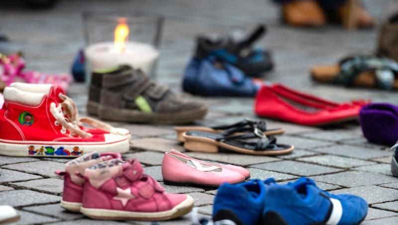 Bei einer Schweigeaktion für die "Kinder von Lügde" stehen Kinderschuhe auf dem Boden.