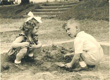 Der kleine Karli 1957 im offensichtlich tiefschürfenden Gespräch mit Sandkastenfreundin Renate.