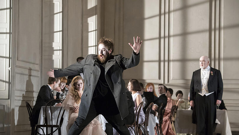 Die Bayerische Staatsoper übernimmt aus Glyndebourne Brett Deans Oper "Hamlet" in der Uraufführungs-Inszenierung von Neil Armfield mit Allan Clayton (links) in der Titelpartie. Die Bayerische Staatsoper übernimmt aus Glyndebourne Brett Deans Oper "Hamlet" in der Uraufführungs-Inszenierung von Neil Armfield mit Allan Clayton (links) in der Titelpartie.