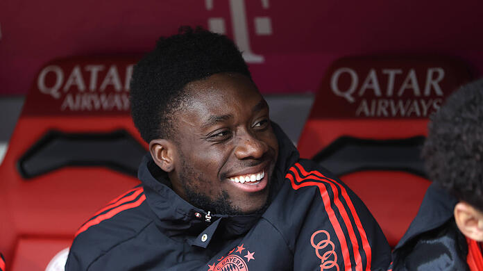 Alphonso Davies kann sich einen Verbleib beim FC Bayern vorstellen – wenn der Sportdirektor es auch tut.