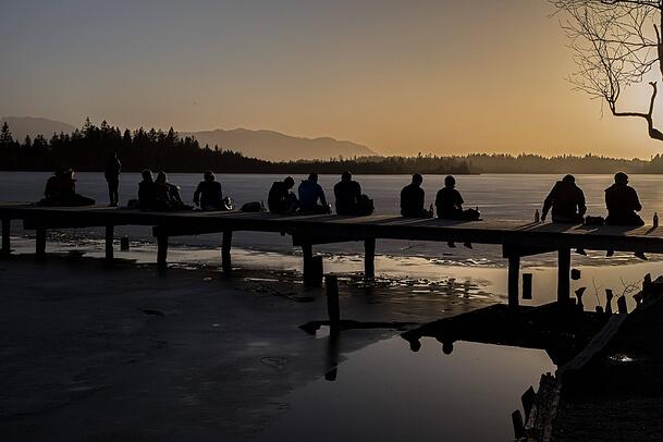 Am Kirchsee bietet der Steg ein Sonneplatzerl. Auch im Winter, dann muss man sich nur dicker einpacken. Am Kirchsee bietet der Steg ein Sonneplatzerl. Auch im Winter, dann muss man sich nur dicker einpacken.