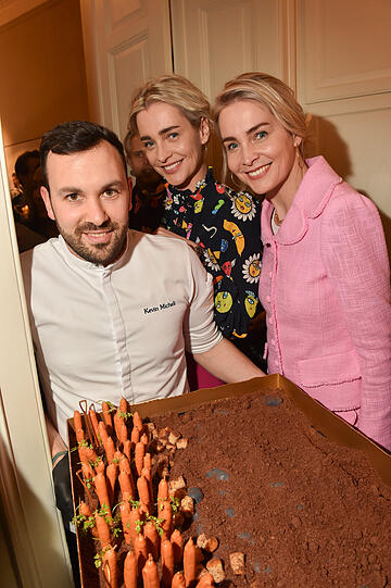 Auch die Verpflegung passt zum Thema: Julia und Nina Meise gemeinsam mit dem Starkoch Kevin Micheli.