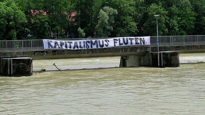 Dieses mit Hammer und Sichel verzierte Banner prangte am Donnerstag am Wehrsteg über der Isar.