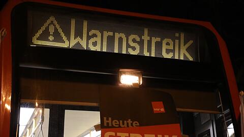 "Warnstreik" steht auf der Anzeige einer Stadtbahn in K&ouml;ln.