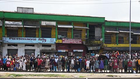 Zehntausende s&auml;umen den Weg von Papst Leo XIV. in Kamerun.