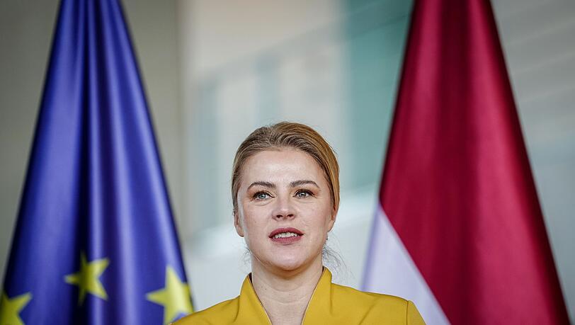 Siliņa bei einer Pressekonferenz.