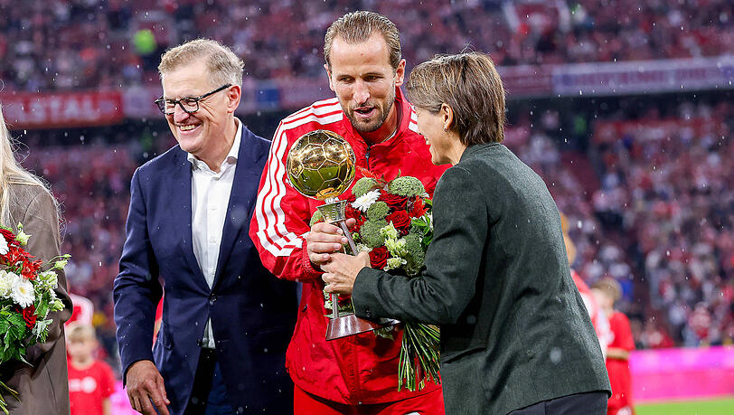 Bayerns Chef-Verhandler: Vorstandschef Jan-Christian Dreesen (l.), hier mit Harry Kane und Frauenfußball-Direktorin Bianca Rech. Bayerns Chef-Verhandler: Vorstandschef Jan-Christian Dreesen (l.), hier mit Harry Kane und Frauenfußball-Direktorin Bianca Rech.