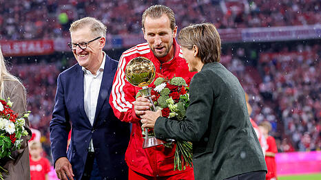 Bayerns Chef-Verhandler: Vorstandschef Jan-Christian Dreesen (l.), hier mit Harry Kane und Frauenfu&szlig;ball-Direktorin Bianca Rech.