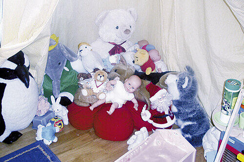 Spielzeug und Kuscheltiere liegen unberührt in Fatmas Kinderzimmer in Regensburg.