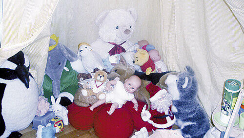 Spielzeug und Kuscheltiere liegen unberührt in Fatmas Kinderzimmer in Regensburg. Spielzeug und Kuscheltiere liegen unberührt in Fatmas Kinderzimmer in Regensburg.
