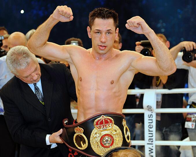 Boxweltmeister Felix Sturm (l) verteidigte erfolgreich seinen Titel gegen den irischen Herausforderer Matthew Macklin. Die Bilder vom Kampf.