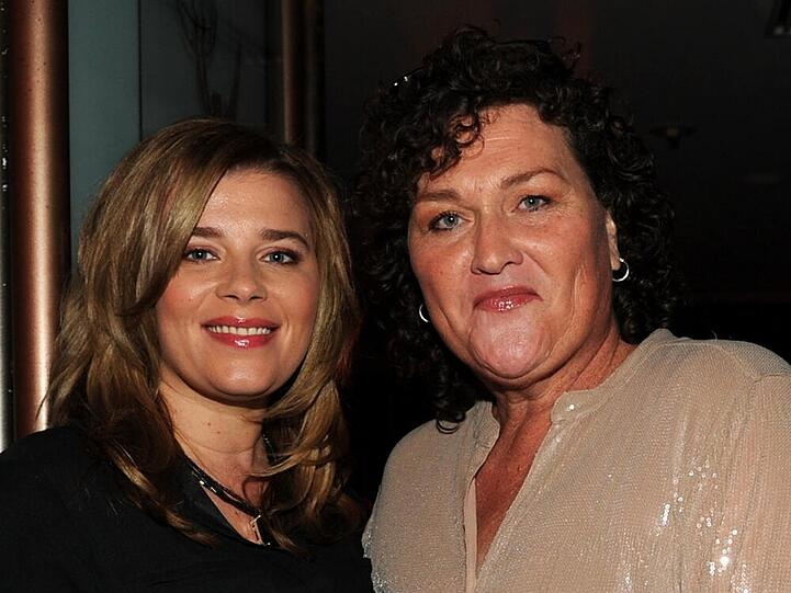Dot-Marie Jones (r.) und ihre Verlobte Bridgett Casteen bei den Primetime Emmy Awards 2013