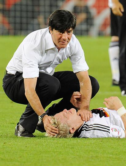 Die Final-Niederlage: Nie war Löw so nah dran am Titel wie 2008: 0:1 gegen Spanien. Danach schreitet er über den Platz, spricht seinen Spielern Mut zu. Dem am Boden liegenden Schweinsteiger legt er die Hand auf die Brust &ndash; ein starkes Bild. &bdquo;Wir hatten keine Chance, aber wenn man ein Finale verliert, ist das sehr bitter&ldquo;, sagt Löw heute, der das Spiel in Wien als eine seiner größten Enttäuschungen seiner Karriere nennt. &bdquo;Titel bedeuten für einen Trainer eben wahnsinnig viel.&ldquo;