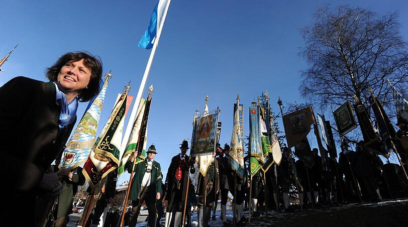 &bdquo;Wir sind stolz auf unsere traditionsreiche Geschichte. Wir pflegen die Liebe zur bayerischen Heimat. Und wir stehen für einen starken Freistaat, der sich in unserem lebendigen Föderalismus Eigenständigkeit bewahrt&ldquo;, sagte Aigner bei der Gedenkfeier.&bdquo;Niemand verkörpert dieses bayerische Selbstverständnis so sehr wie die Gebirgsschützen.&ldquo;