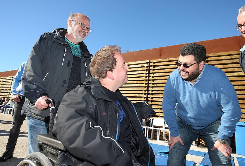 Am Montagmittag kam Löwen-Investor Hasan Ismaik im Trainingslager des TSV 1860 an und sprach zuerst mit Fans und Trainer Vitor Pereira. Die Bilder vom Besuch.