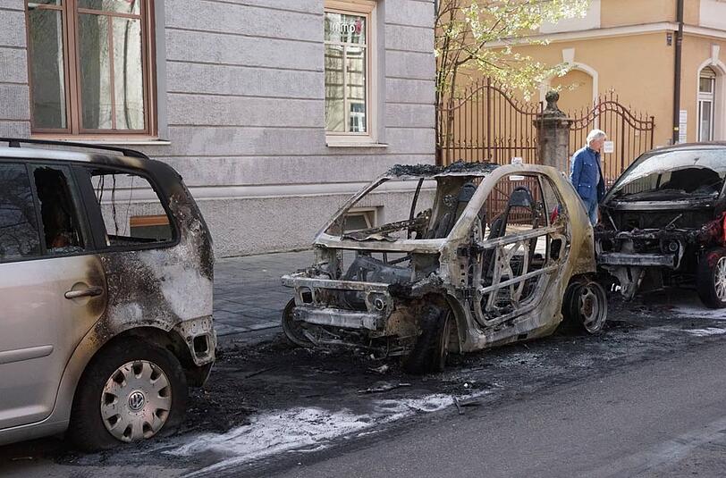 Was vom Feuer übrig blieb: In Neuhausen brannten drei Autos vollkommen aus. Alle Fotos gibt es in der Bilderstrecke.