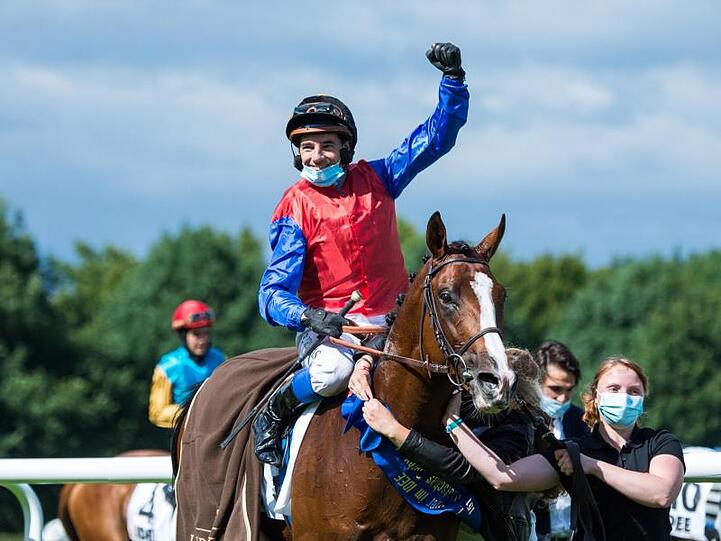 Gewannen das Deutsche Derby in Hamburg: Ronan Thomas jubelt auf dem Hengst In Swoop.