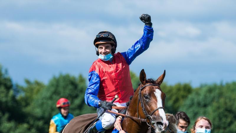 Gewannen das Deutsche Derby in Hamburg: Ronan Thomas jubelt auf dem Hengst In Swoop. Gewannen das Deutsche Derby in Hamburg: Ronan Thomas jubelt auf dem Hengst In Swoop.