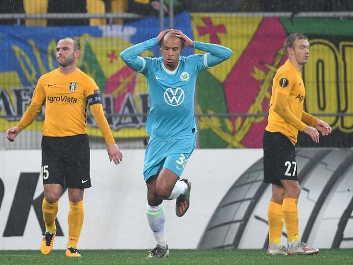 Marcel Tisserand (M) vom VfL Wolfsburg fasst sich nach einer vergebenen Chance an den Kopf.