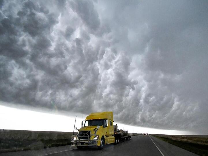 Eine mächtige Gewitterwolke taucht die Straße bei Chivington im US-Bundesstaat Colorado in unwirkliches Licht: Foto. Gene Blevins/ZUMA Wire