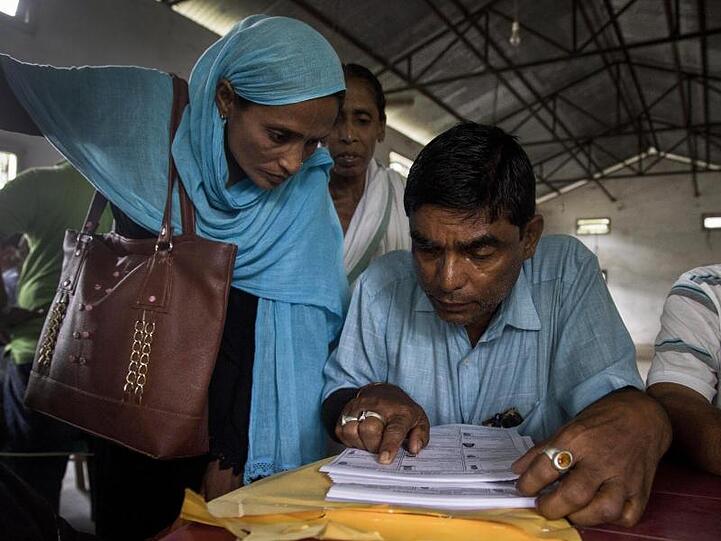 Dorfbewohner überprüfen in der Liste des National Register of Citizens (NRC) in Assam ihre Namen.