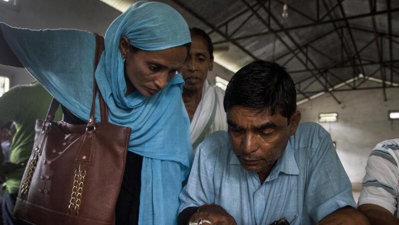 Dorfbewohner überprüfen in der Liste des National Register of Citizens (NRC) in Assam ihre Namen. Dorfbewohner überprüfen in der Liste des National Register of Citizens (NRC) in Assam ihre Namen.